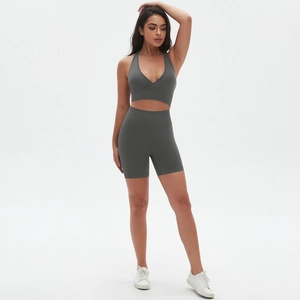 Dettaglio del set yoga grigio senza cuciture con reggiseno a V e pantaloncini