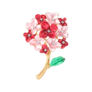 Broche fleur élégante en émail rouge avec cristaux blancs sur fond blanc pur classique