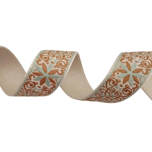 Gros plan de la broderie florale ethnique sur une bandoulière beige et marron