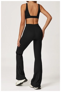 Vue arrière d'un ensemble de yoga noir avec pantalon évasé et brassière dos nu