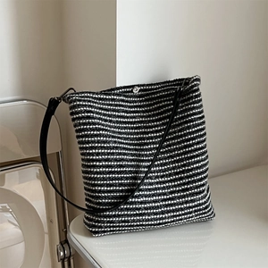 Détail du sac cabas tissé à rayures avec fermoir magnétique argenté et bandoulière