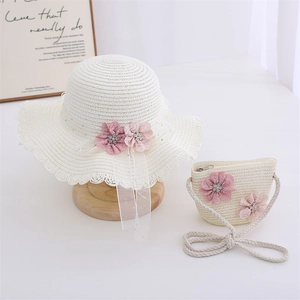 Détail du chapeau de paille pour filles et sac assorti avec fleurs en dentelle rose