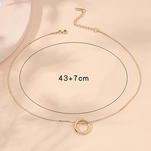 Détail du collier doré avec pendentif cercle et chaîne serpent, taille 43+7cm