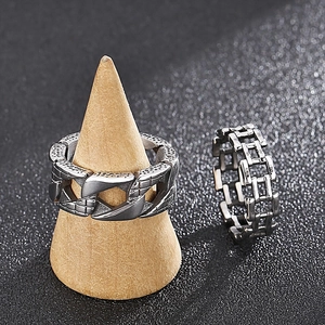 Bague punk vintage argentée pour homme avec motif de chaîne et style moto rétro robuste