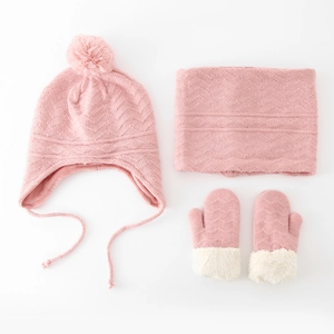 Détail de l'ensemble d'hiver tricoté rose pour bébé avec doublure polaire douce