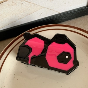 Einzigartige Panda Haarklammer aus glänzendem schwarzem und neonpinkem Acetat-Finish.