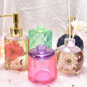 Flacon de lotion nordique en résine avec fleurs séchées et pompe dorée élégante