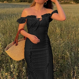 Französisches Retro-Kleid in Schwarz mit Spitze, schulterfrei und Rüschen-Details