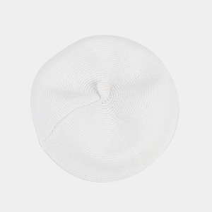 Vista dall'alto di un basco bianco in maglia grossa con stelo decorativo per l'inverno