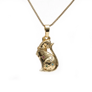 Pendentif chat doré avec zircons colorés et motifs gravés de lune et d'étoiles
