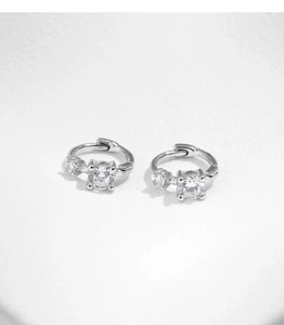 Détail macro de boucles d'oreilles en argent 925 avec des pierres de zircone brillantes
