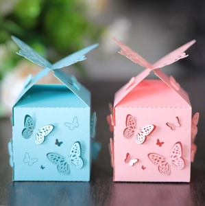 Makroaufnahme von lasergeschnittenen Schmetterlings-Geschenkkartons in Blau und Rosa