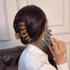 Pinces à cheveux mates ondulées aux tons crème portées et tenues pour voir la taille