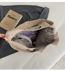 Vue de dessus de l'intérieur du sac en tricot montrant l'espace pour téléphone et casque