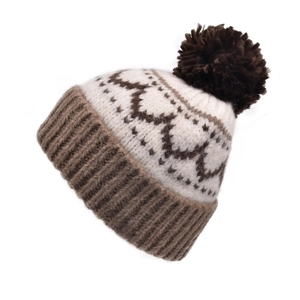 Vue détaillée du motif en tricot jacquard rétro et du pompon marron doux sur le bonnet