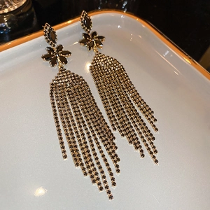 Orecchini a nappa con fiori e strass neri, stile elegante e di lusso per occasioni speciali