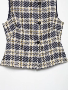 Détail du gilet en tweed à carreaux bleu marine et jaune avec boutons noirs de qualité