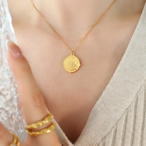 Collier à pendentif rétro doré avec relief royal et bague torsadée assortie pour femme