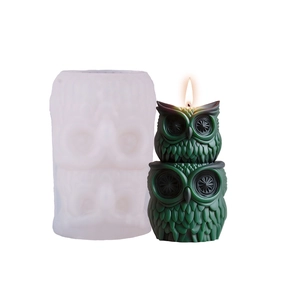 Molde de silicona para velas de búho con vela aromática de búhos apilados en fondo blanco