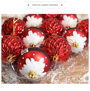 Détail de boules de Noël rouges avec texture en diamant et motifs de neige blanche
