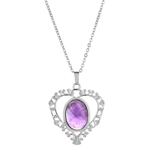Collier avec pendentif en améthyste violette en forme de cœur et chaîne argentée sur fond blanc