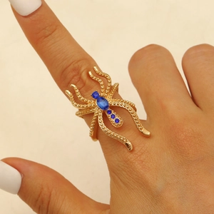 Bague araignée dorée sertie de pierres bleues pour un style gothique élégant