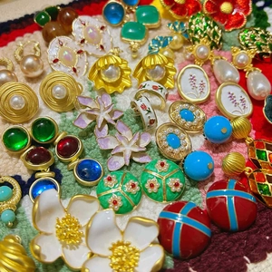 Collection de boucles d'oreilles vintage en résine avec accents dorés et motifs floraux