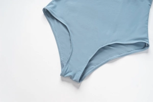 Détail d'un maillot de bain une pièce bleu avec coutures précises et tissu extensible