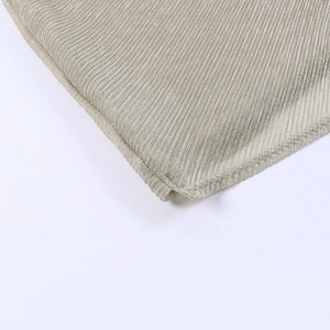 Détail du tissu plissé champagne pailleté avec texture métallique et coutures précises
