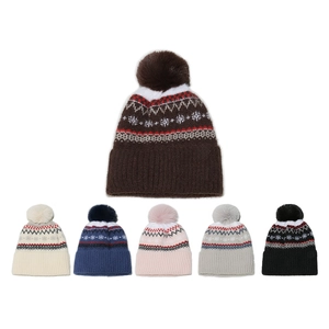 Detailansicht von sechs Farben der gefütterten Strickmützen mit geometrischem Muster und Bommel