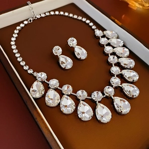 Ensemble collier et boucles d'oreilles à pompons gouttes d'eau dans un coffret cadeau