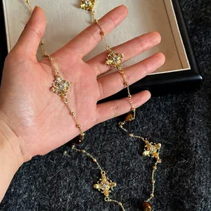 Collier vintage doré avec perles œil de tigre et pendentifs croix en cristal blanc