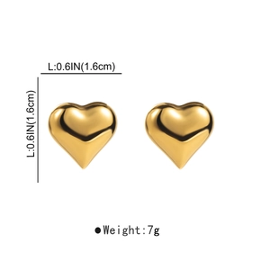 Details zu Abmessungen und 7g Gewicht der goldpolierten Edelstahl-Herzohrringe