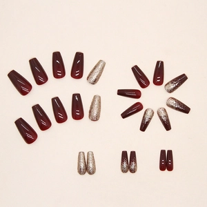 Faux ongles ballerine longs bordeaux et dorés scintillants pour les fêtes et événements