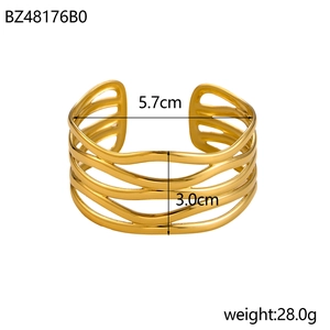 Detail showing gold hollow wavy bangle measurements with 5.7cm diameter and 3.0cm width