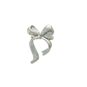 Elegant silver bow ring in stainless steel with adjustable open band and ribbon design