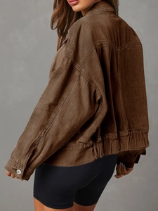 Giacca di jeans corta marrone stile utility con bottoni argento e retro a pieghe