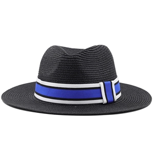 Détail d'un chapeau de paille noir avec ruban rayé bleu et blanc pour la protection solaire
