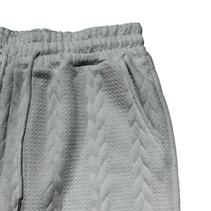 Gros plan sur le short décontracté pour hommes montrant la texture et la taille élastique