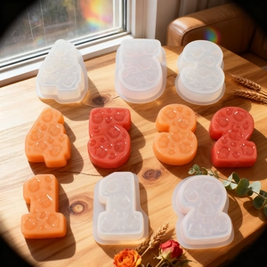 Stampi in silicone a numeri per candele testurizzate e resina su tavolo in legno