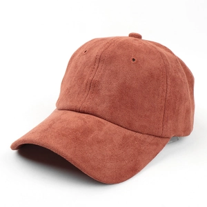 Gros plan sur la texture en daim fauve et les coutures d'une casquette classique à 6 pans