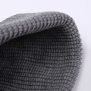 Berretto in maglia grigio scuro con trama spessa e ricamo caldo per lo stile invernale