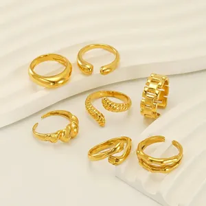 Set de 7 anillos ajustables de acero inoxidable dorado con diseños geométricos y retorcidos