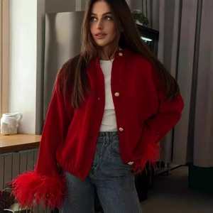 Rote Strickjacke mit dramatischen Federbündchen an den langen Ärmeln für einen stilvollen Look