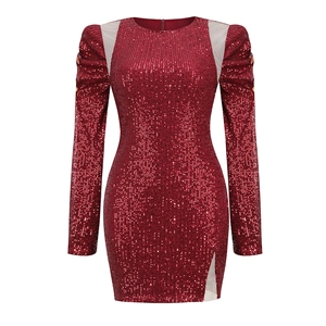 Robe rouge élégante à paillettes avec manches longues, épaules bouffantes et fente