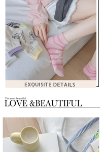Détails de chaussettes en coton à rayures roses et beige avec broderies et slogans