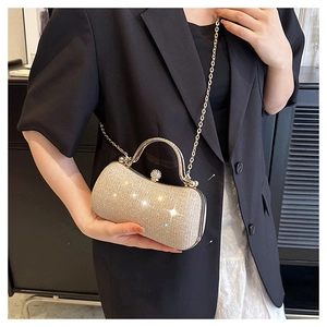 Details der champagnergoldenen Abendtasche mit funkelnden Strasssteinen und Kristallverschluss