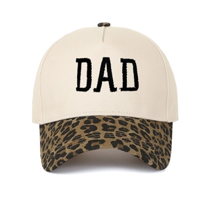 Detail der DAD-Stickerei auf cremefarbener Baseballkappe mit Schirm im Leoprint