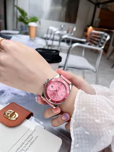 Detailansicht der rosa Quarzuhr mit Silikonarmband und Datumsanzeige am Handgelenk
