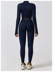 Détail d'ensemble de yoga bleu marine avec legging taille haute et manches avec passe-pouce